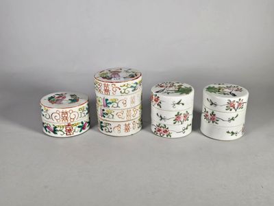 Suite de quatre boites à plusieurs niveaux, en porcelaine et…