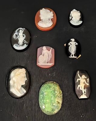il y a plein de camées de toutes sortes sur la table