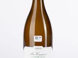 la bouteille de vin blanc est posée sur une surface blanche
