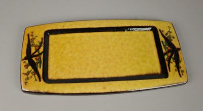plateau rectangulaire jaune et noir orné d'oiseaux et de fleurs