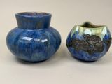 deux vases posés l'un à côté de l'autre sur une table