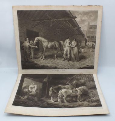 un vieux livre contenant deux illustrations représentant des hommes et des chevaux dans une grange