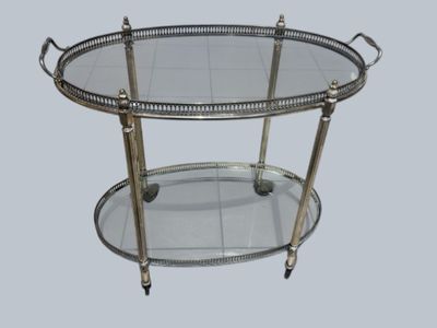 Chariot de service ovale en laiton argenté et verre vers 196…