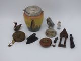 un grand nombre d'objets posés sur une table