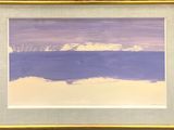 tableau violet et blanc représentant une scène de plage, dans un cadre doré