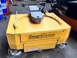 une petite machine jaune posée par terre