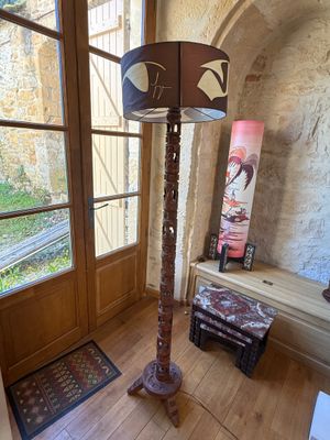 Lampadaire en bois sculpté, abat jour de soie peint