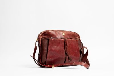 CARTIER Must Sac de forme reporter en cuir grainé bordeaux. …