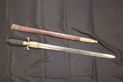 une paire de sabres japonais anciens sur un fond de tissu noir