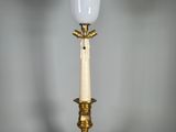 une lampe de table en laiton ancien, surmontée d'un abat-jour en verre blanc