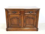 une vieille armoire en bois à deux portes, avec un plateau en marbre