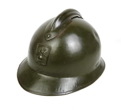un casque posé sur une surface blanche