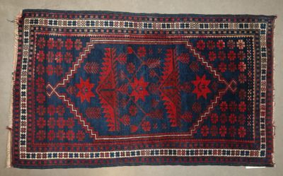 un tapis bleu et rouge orné d'un motif rouge
