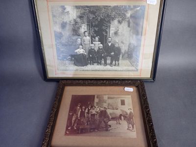 Lot comprenant 2 photos encadrées dont : 1 maréchalerie à St…