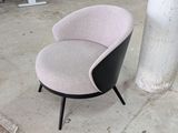 une chaise posée à côté d'un poteau