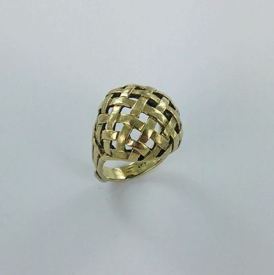 gros plan d'une bague en or sur une surface blanche