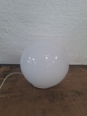 une lumière blanche posée sur une table en bois