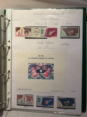 un classeur orné de timbres, posé sur une table