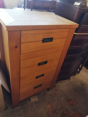 une commode en bois au milieu d'une pièce