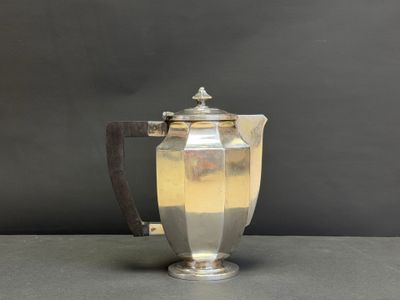 cafetière plaquée argent avec une poignée en bois et une autre poignée