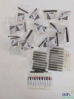 le contenu d'une trousse à couture est disposé sur la table