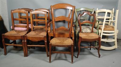 de nombreuses chaises alignées les unes à côté des autres dans une pièce
