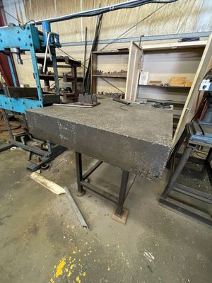 une machine posée sur une table dans une pièce