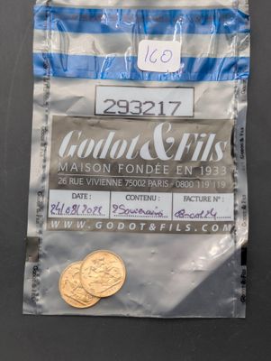 une pièce de monnaie dans un sachet en plastique posé sur une table