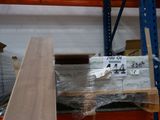 une pile de cartons posée sur une étagère dans un entrepôt