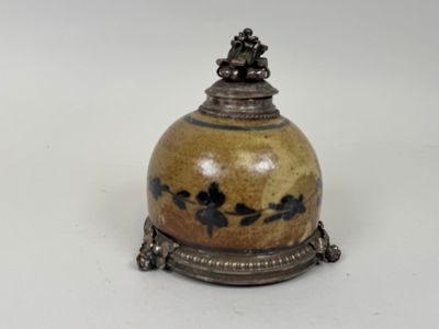 un vase marron et noir orné de fleurs