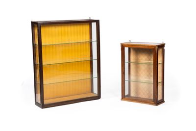 deux vitrines à portes vitrées et étagères, sur fond blanc