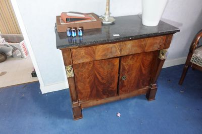 une table sur laquelle est posé un vase, à côté d'une chaise