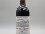 la bouteille de vin rouge est posée sur la table