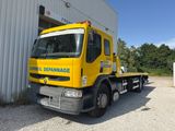 un camion jaune garé devant un immeuble
