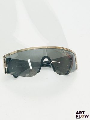 une image représentant une paire de lunettes de soleil posée sur une surface blanche