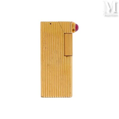 un briquet en bois dont l'embout est rouge