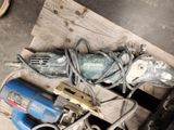 une perceuse et d'autres outils posés sur une table en bois