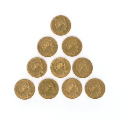 un tas de pièces d'or disposées en forme de pyramide