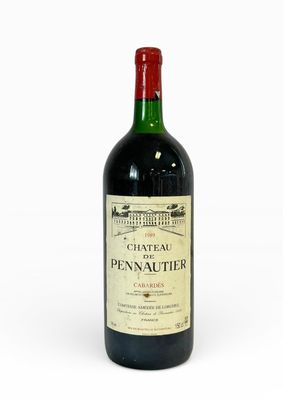 une bouteille de vin posée sur une table