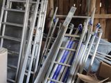 beaucoup d'échelles et de caisses en métal dans une pièce