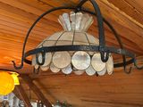 un lustre suspendu au plafond d'une pièce