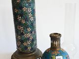 deux vases posés l'un à côté de l'autre sur une table