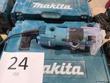deux perceuses Makita exposées dans un magasin