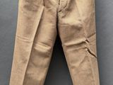 un gros plan sur un pantalon suspendu à un cintre