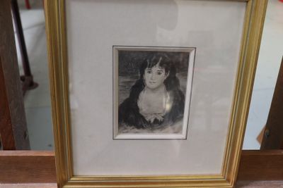 une photo d'une photo représentant une femme, dans un cadre doré