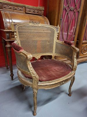 BERGERE cannée de forme enveloppante en bois anciennement do…