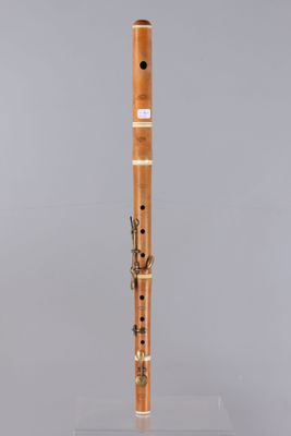 un gros plan d'un instrument de musique posé sur un support, sur fond gris