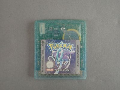 une carte de jeu Pokémon dans un étui en plastique posée sur une table
