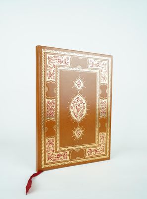 une image représentant un livre marron orné d'un pompon rouge
