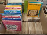 beaucoup de livres dans une boîte sur une table